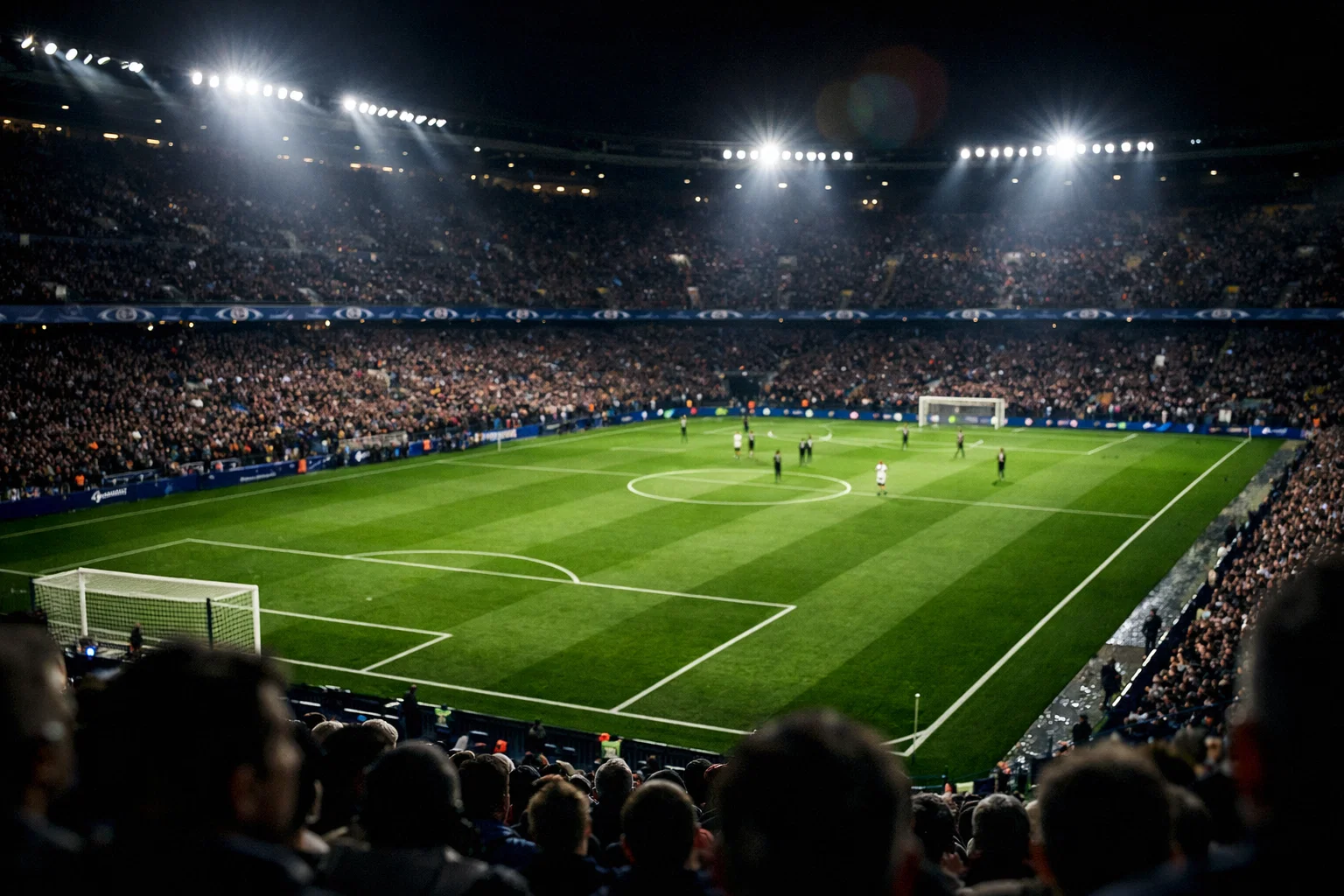 Fußballstadion bei Nacht mit dramatischer Flutlichtbeleuchtung während eines Champions-League-Spiels